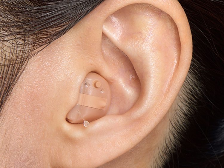 耳掛け型」や「耳穴型」など、補聴器のには様々な形状があります | メガネのイタガキ