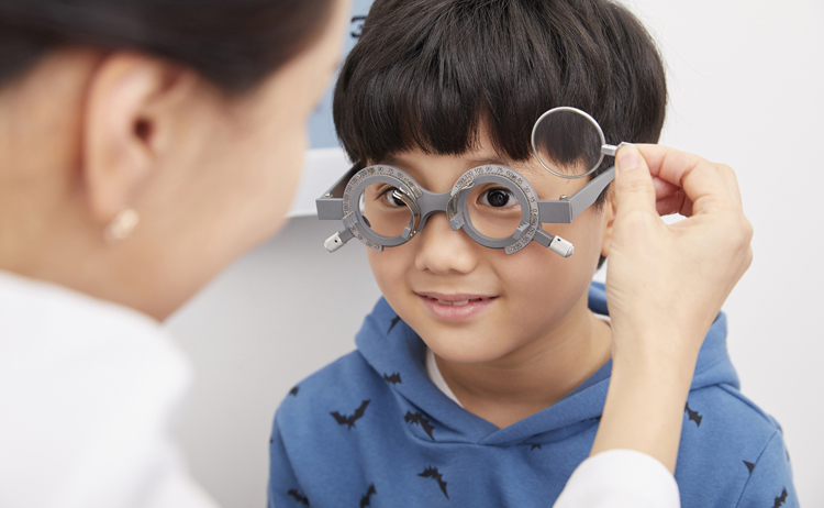 お子さまの 弱視 は早期発見がとても大事です メガネのイタガキ